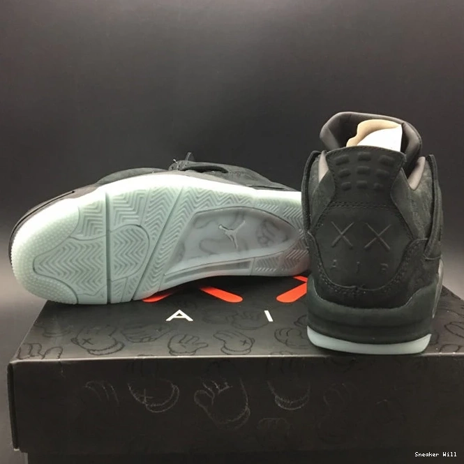 Trendy 922 4 Kaws Jordan 930155-001 Retro Black 0606